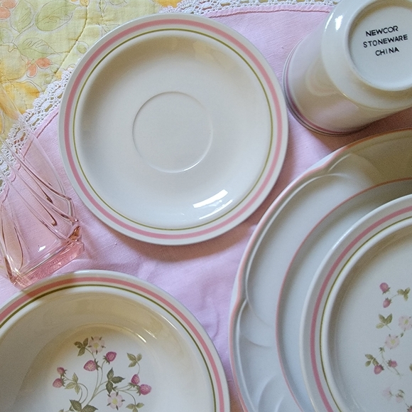 7 pc Vintage Strawberry Dish Setting Mismatched Setting - Picture 12 of 16